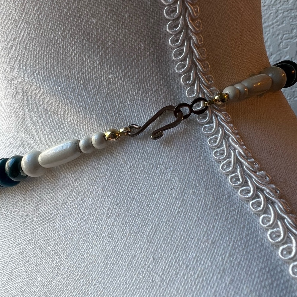 Vintage chunky wood  teal and white necklace - Picture 7 of 7